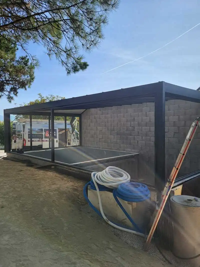 Vue extérieure de la protection de bassin en cours de finition