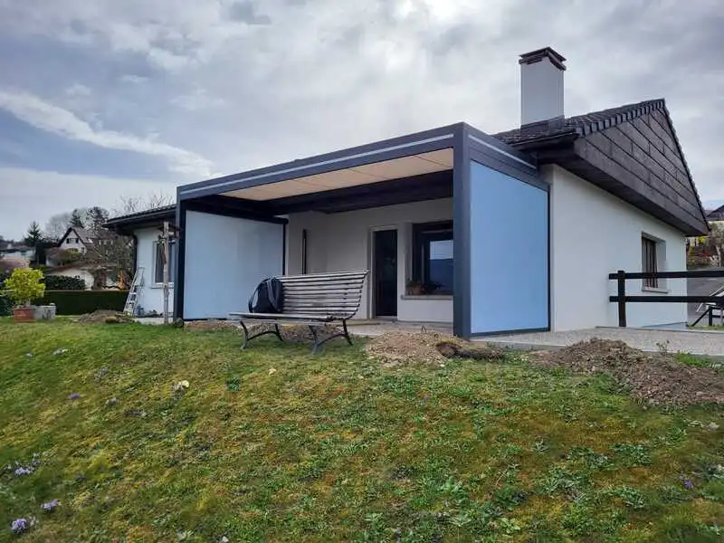 Vue d'ensemble d'une pergola design avec deux stores baissés
