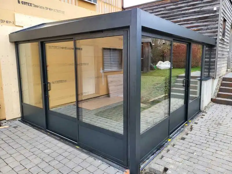 Vue extérieure d'une véranda à l'allure moderne et design