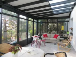 veranda avec profil aluminium noir et toiture mixte
