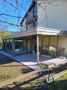 Espace pergola dans le prolongement de la toiture de véranda