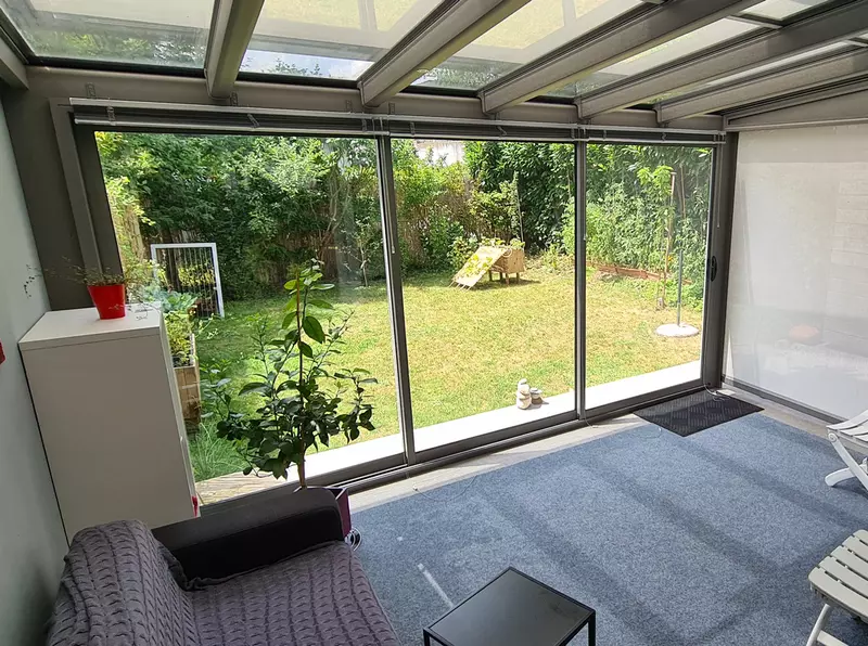 Intérieur de la Véranda Panorama à Denges