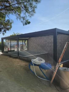 Vue extérieure de la protection de bassin en cours de finition