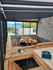 Spa de nage en construction protégé par la structure panorama