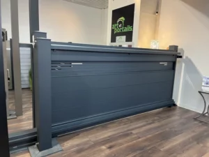 Portail autoportant sans rail au sol