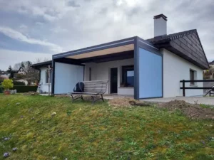 Vue d'ensemble d'une pergola design avec deux stores baissés