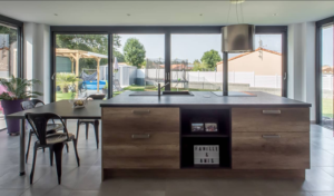 Cuisine équipée et protégée par une extension de maison