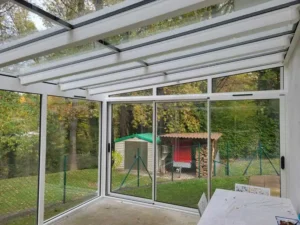 Intérieur d’une Véranda Panorama Blanche installée à Genève